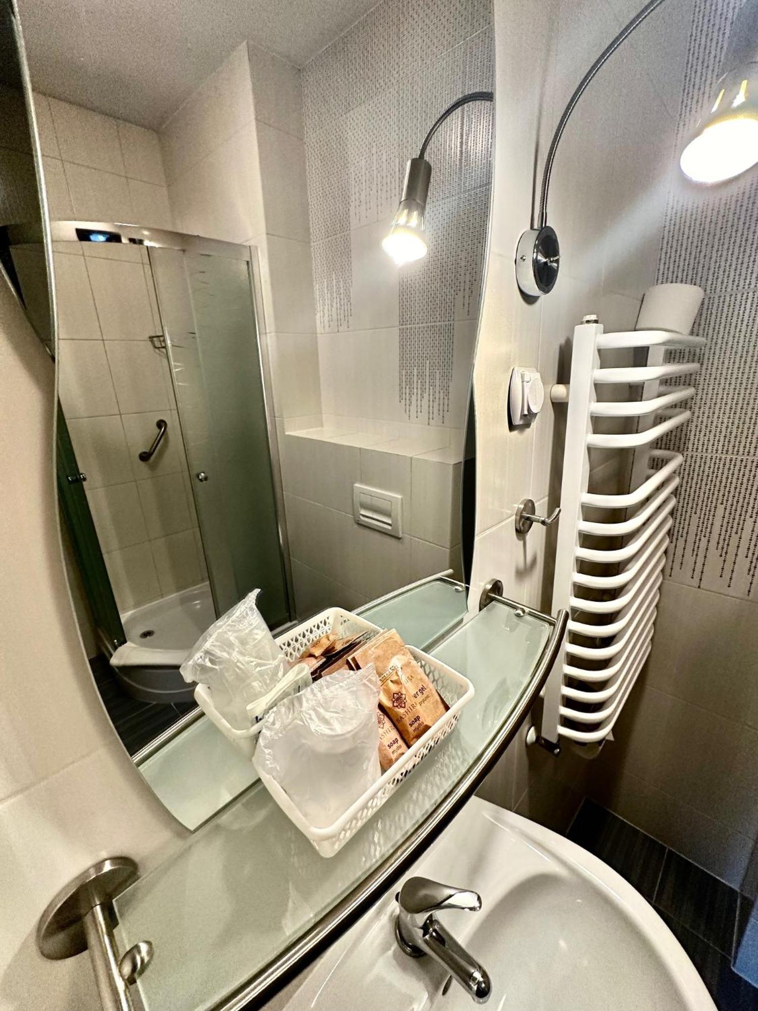 Hotel Pod Debami Ostrow Wielkopolski Ngoại thất bức ảnh