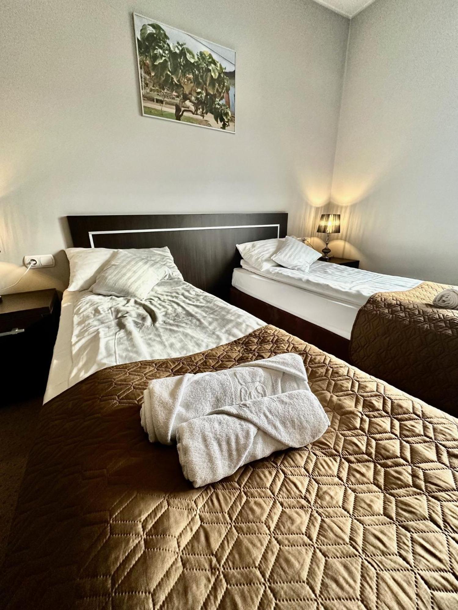 Hotel Pod Debami Ostrow Wielkopolski Ngoại thất bức ảnh