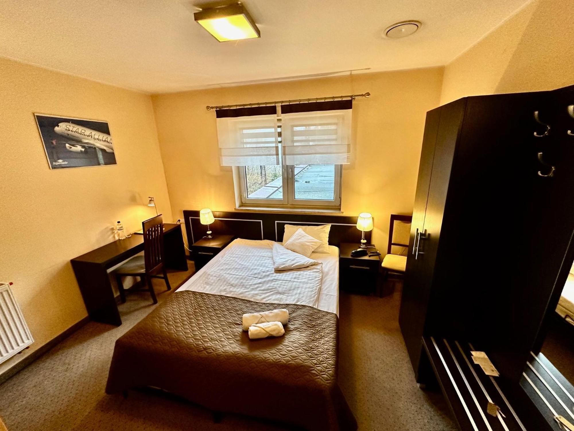 Hotel Pod Debami Ostrow Wielkopolski Ngoại thất bức ảnh